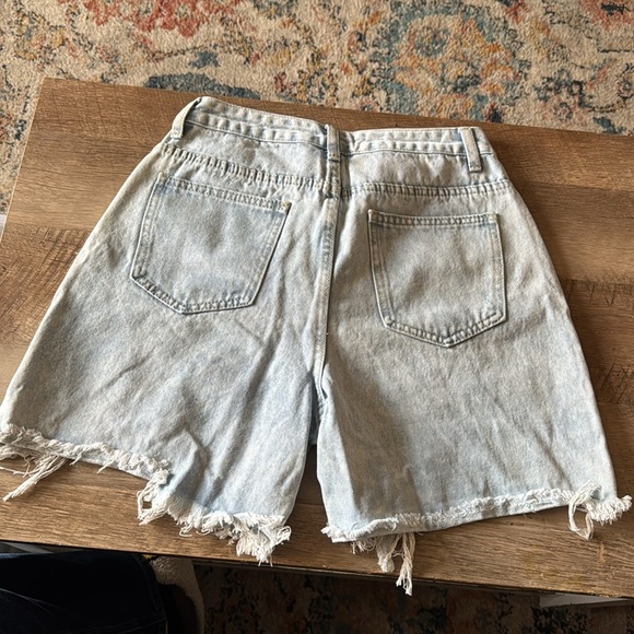Ultra High-Waisted Distressed Light Wash Denim Shorts Size 28 - Picture 4 of 6